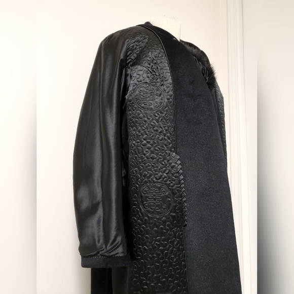 Vintage Black Coat with Fur Collar and Chinese Motif Lining - Picture 12 of 16